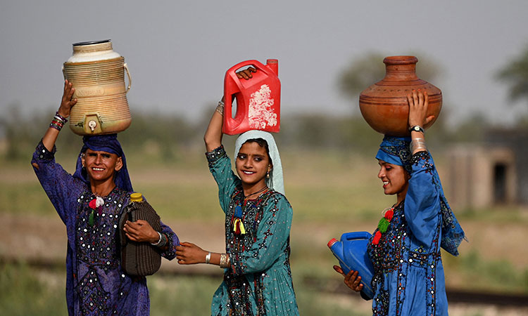 Pakistaniwomen-water