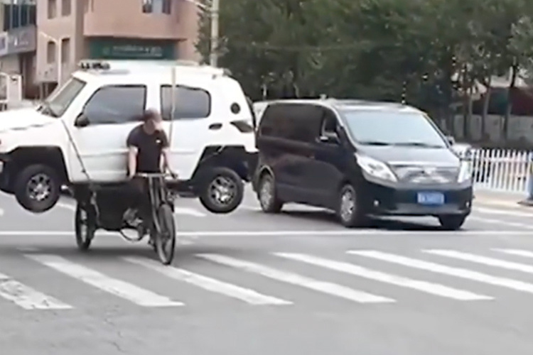 TRicycle-hauls-SUV-in-China-750x450