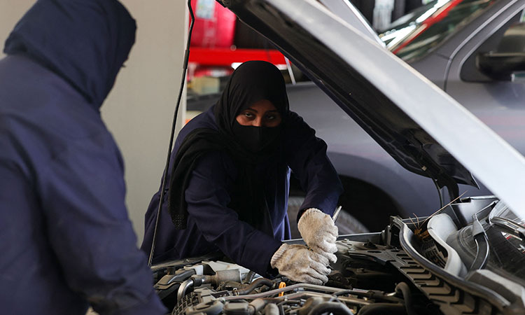 SaudiWomen-mechanics-AFP-2022