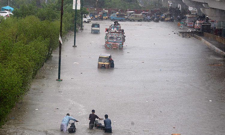 Karachiflood-vehicles