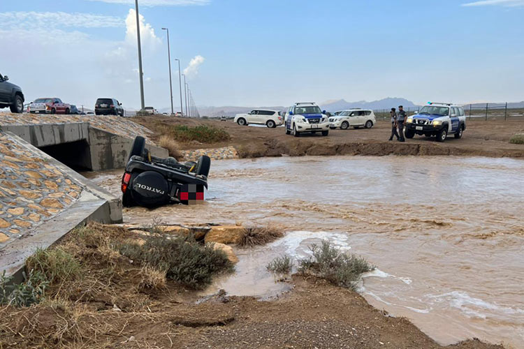 Vehicle-drowned-in-water-Al-Ain-750x450
