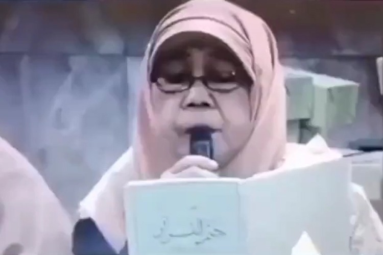 Indonesia-woman-Quran