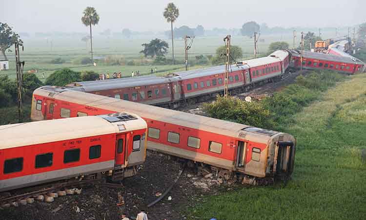 India-train-derail-Oct12-main1-750