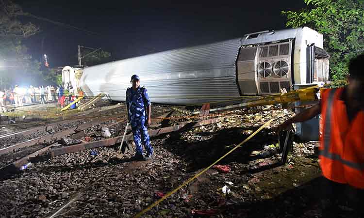India-train-derail-Oct12-main2-750