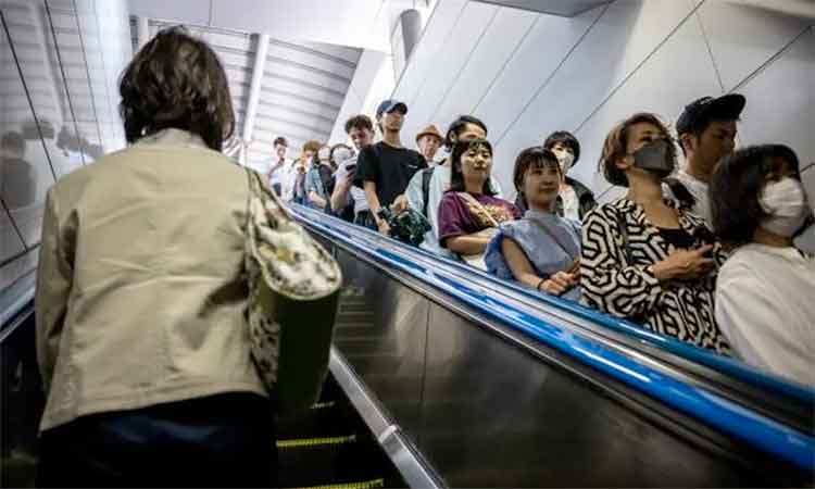 Japan-walking-on-escalators-750