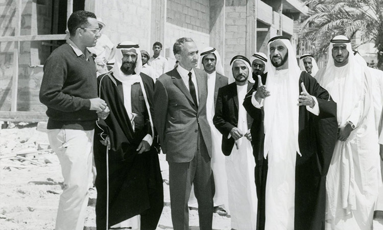 Zayed-interacts-with-delegates-750x450