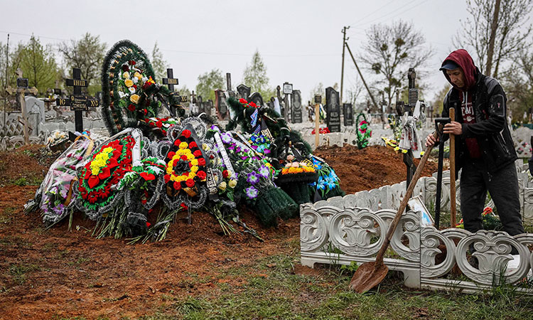 Ukrainian-mother-buries