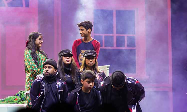 Emirati-actors-theatre-750