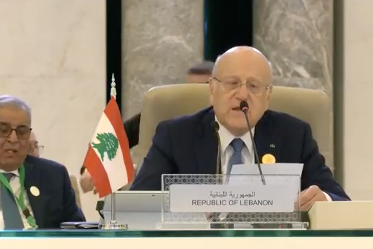 بالفيديو: وزير الخارجية اللبناني يشعر بالحرج بسبب مضغ العلكة خلال قمة الجامعة العربية