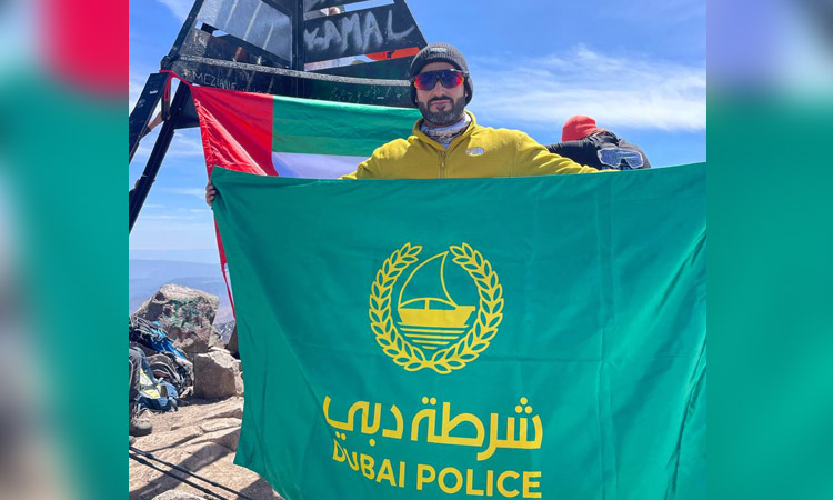 ضابط شرطة دبي يتسلق أعلى قمة في العالم العربي