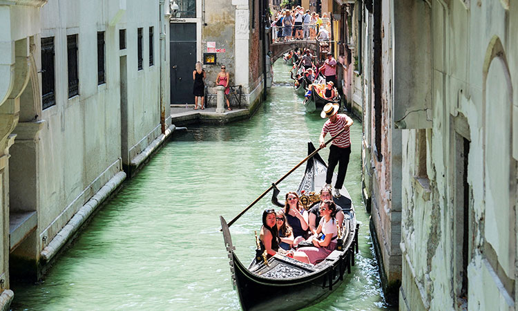 Tourists-boat-Venice