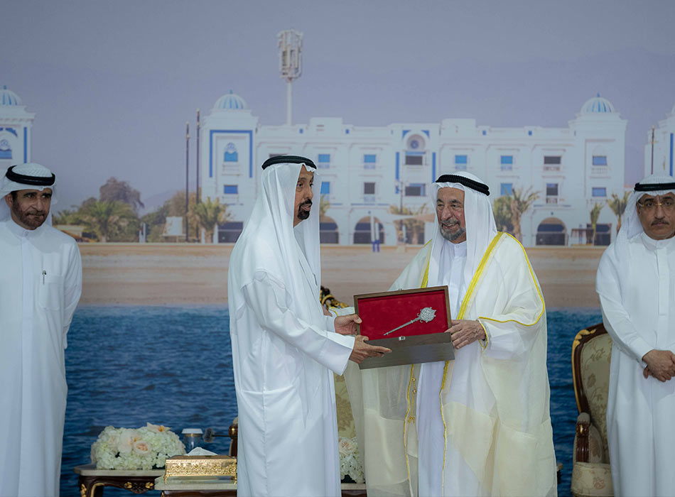 Sultan-hands-over-house-key-to-citizen-950X700