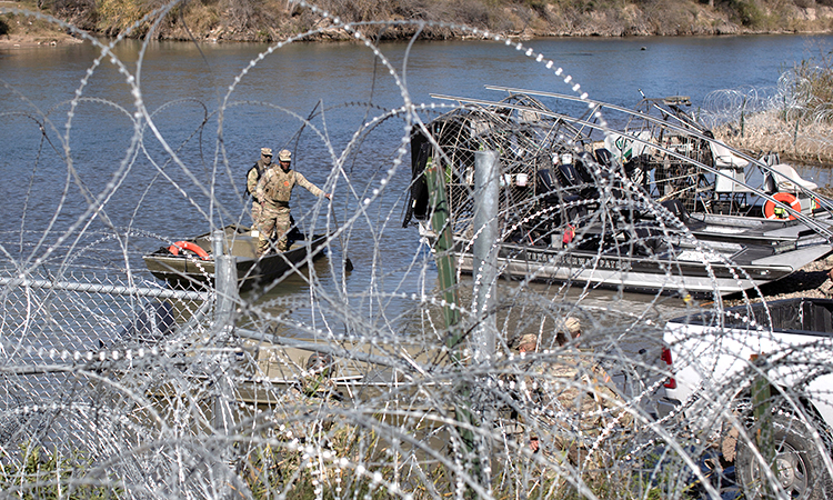 US-Mexico-border-migrant-main2-750