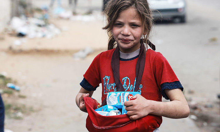 Gazagirl-selling-milk