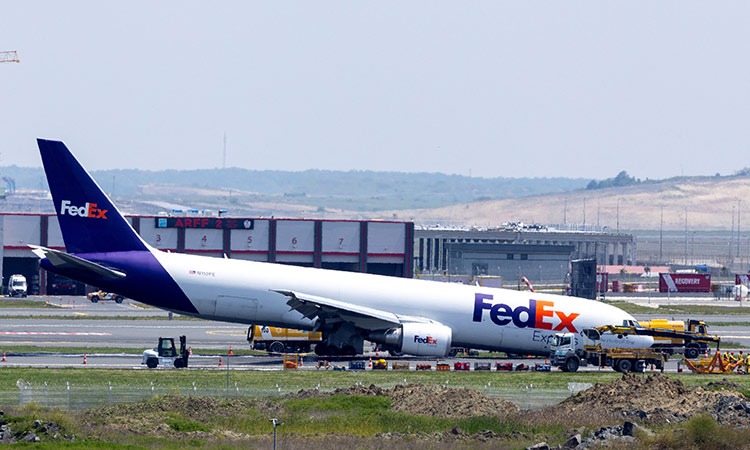 FedEx-cargo-plane-lands-without-wheel-750x450