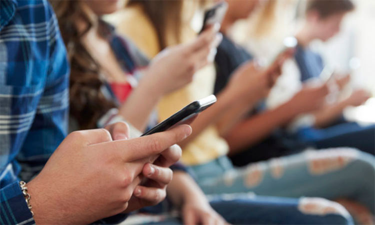 a large number of students in the UAE have been spending five hours daily on social media using their smart phones