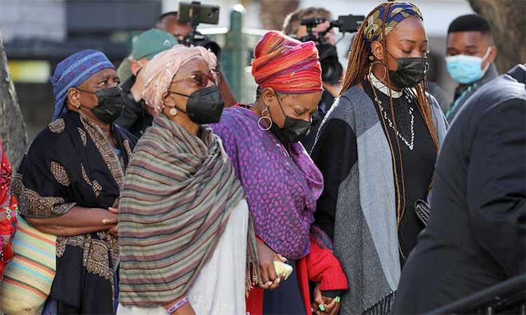 Nontombi Tutu et Mpho Tutu, filles de feu l'archevêque Desmond Tutu, et sa petite-fille Nyaniso Burris Tutu, suivent le cercueil alors que le cercueil contenant son corps arrive à la cathédrale Saint-Georges, au Cap, en Afrique du Sud.  Reuters