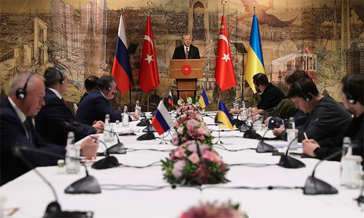 Turkish President Erdogan addresses Russian and Ukrainian negotiators before their talks in Istanbul. AP