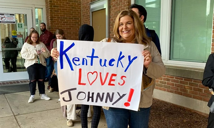 A fan holds a banner in support of Johnny Depp. (Twitter)