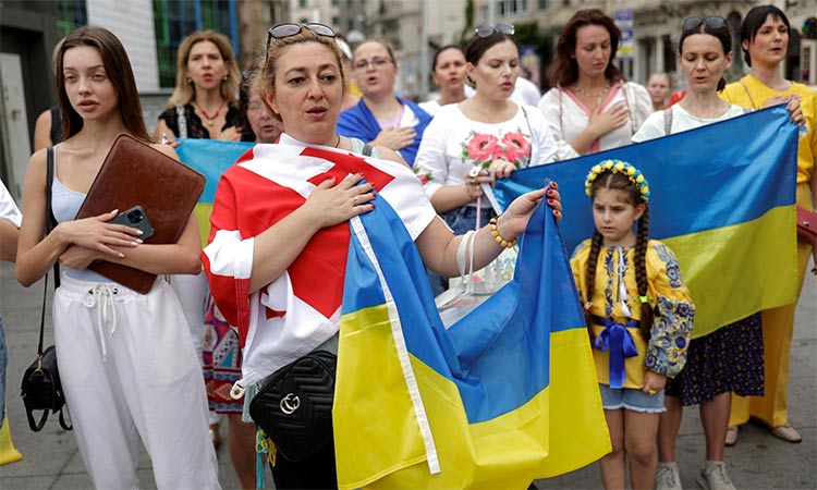 Ukrainians living in Türkiye sing the national anthem during a demonstration to mark Ukraine's Independence Day, in Istanbul. Reuters
