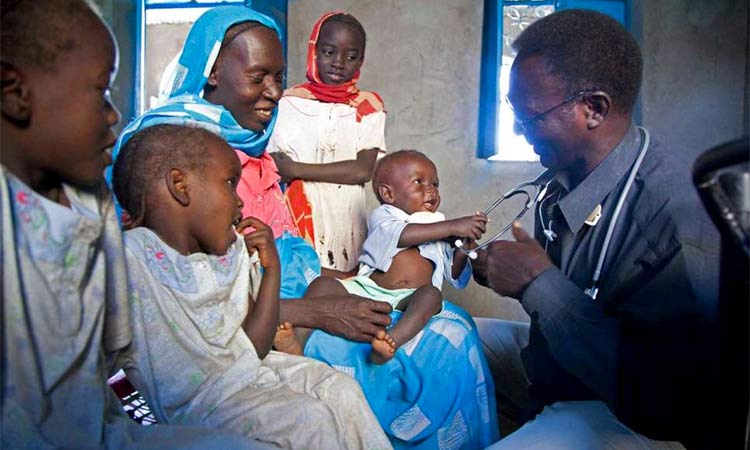 A kid is being examined by a doctor in a Nigeria refugee camp. (Image: UN)