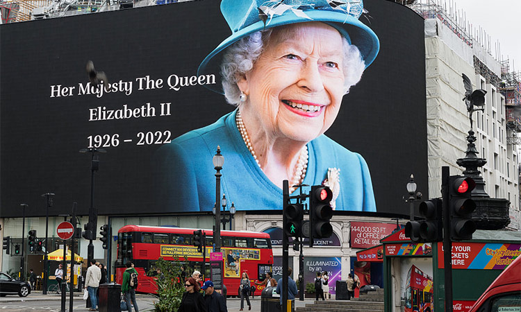 A tribute to Queen Elizabeth II is displayed on the large screen in Piccadilly Circus on the first day of national mourning following her death, in London. (CFP)