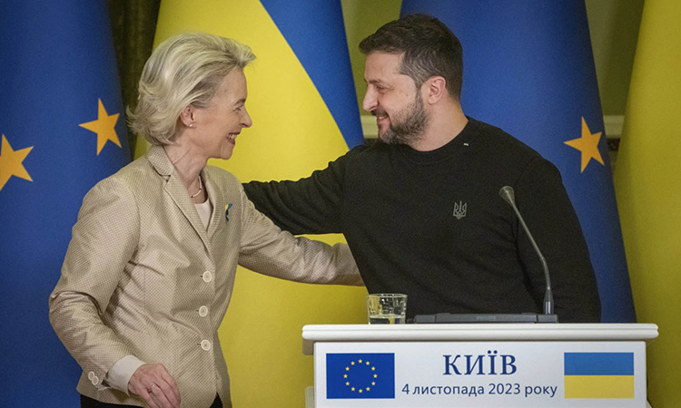 Volodymyr Zelensky (right) and Ursula von der Leyen attend a press conference in Kiev, Ukraine on Saturday. AP