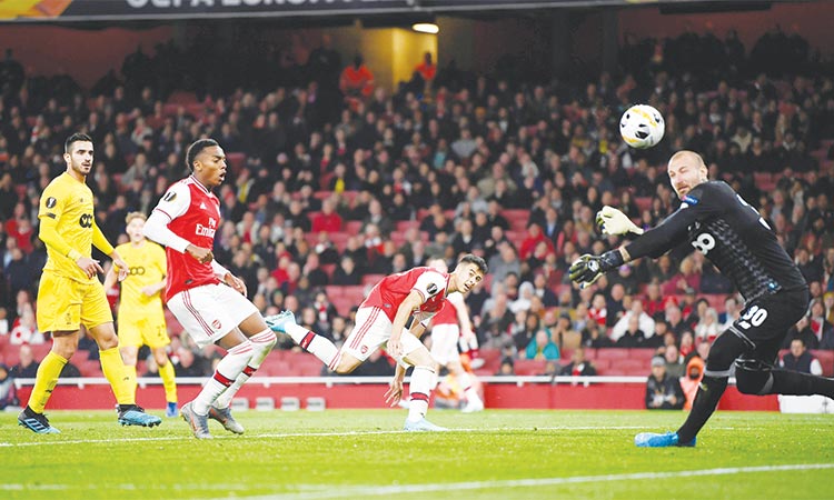 Martinelli shines as Arsenal thrash Liege; United held
