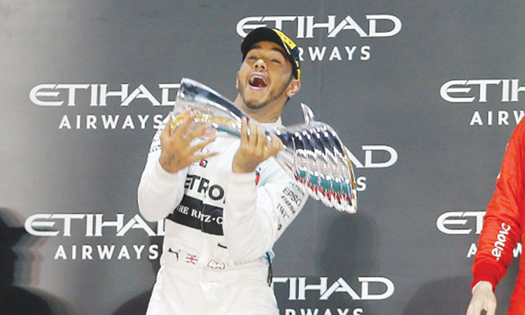 Hamilton to be torn between loyalty to Mercedes and novelty at Ferrari