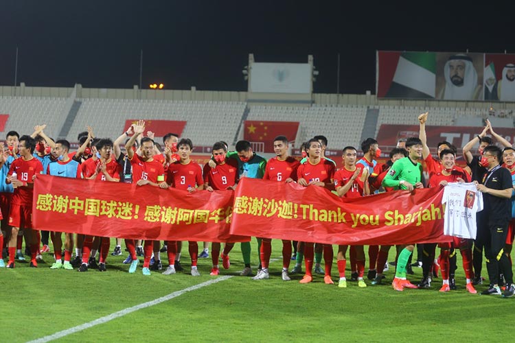China-players-thank-Sharjah-750x450