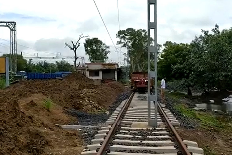 Pole-on-railway-track-750x450