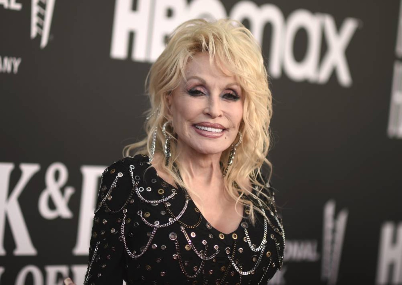 Dolly Parton calls herself more of an ‘eyesore’ than an ‘icon’