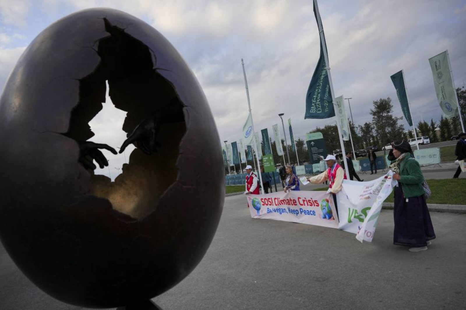 Leaders offer competing visions at Baku summit