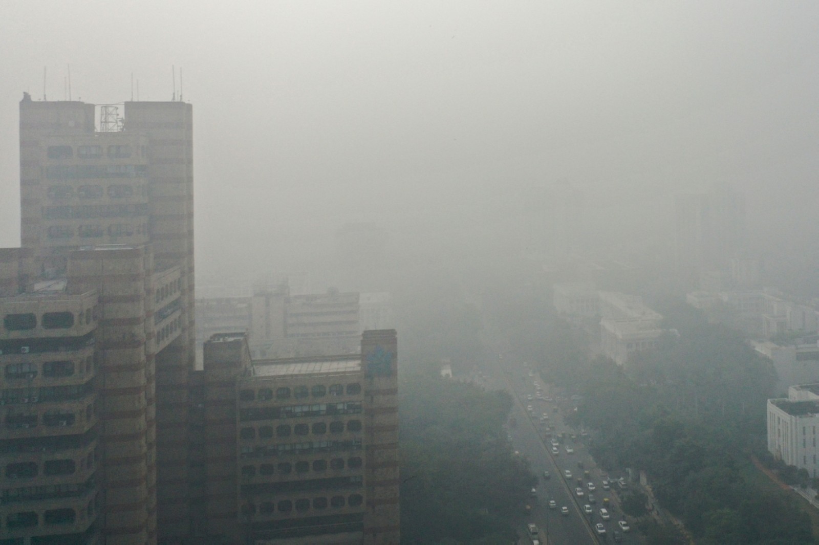 Toxic smog smothers India’s capital, crosses WHO limit