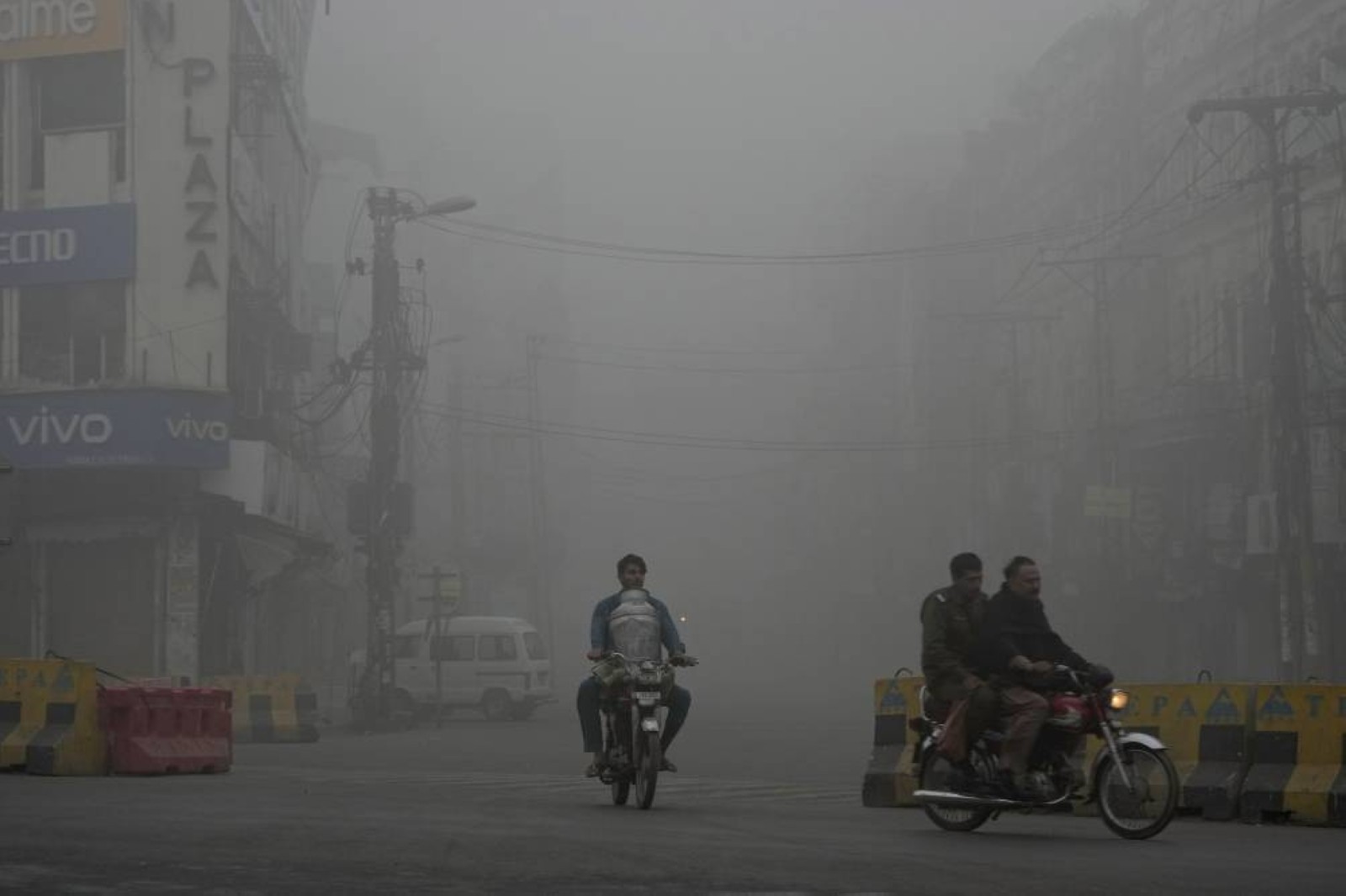Smog turns alarming, Pak province declares health emergency, shutdown