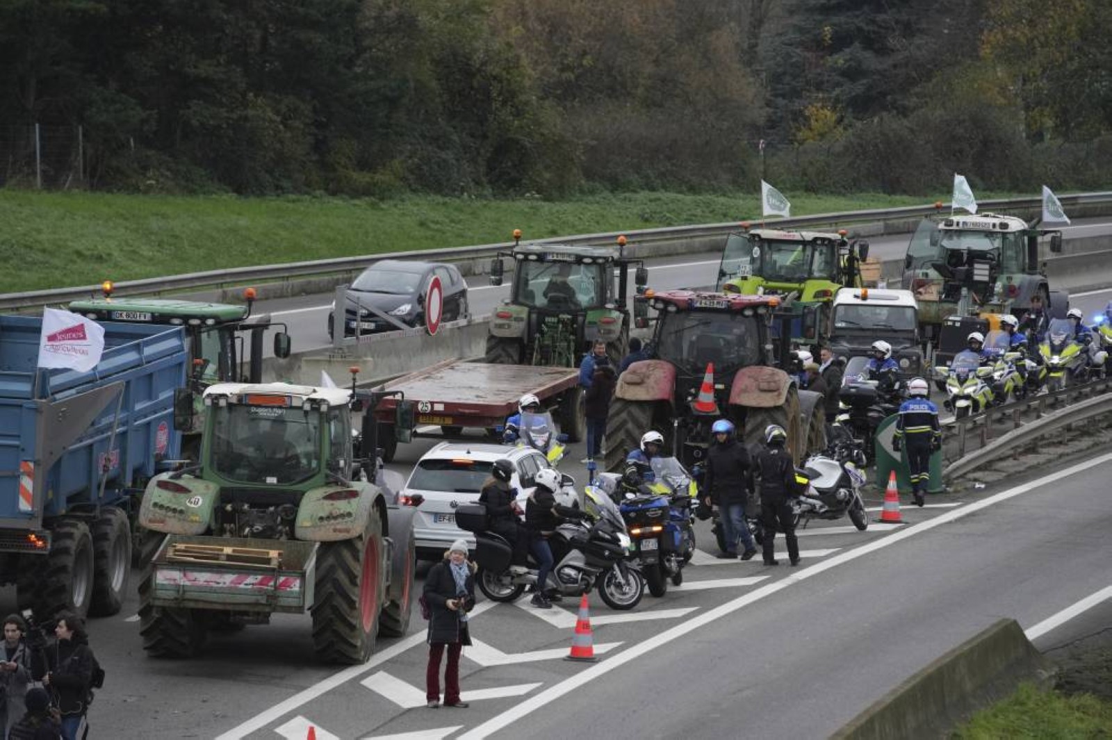 Tractor-driving French farmers protest EU-Mercosur deal