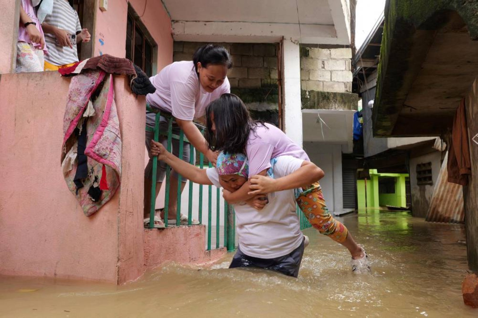 Typhoon Man-yi leaves 7 dead in Philippines and worsens crisis from back-to-back storms