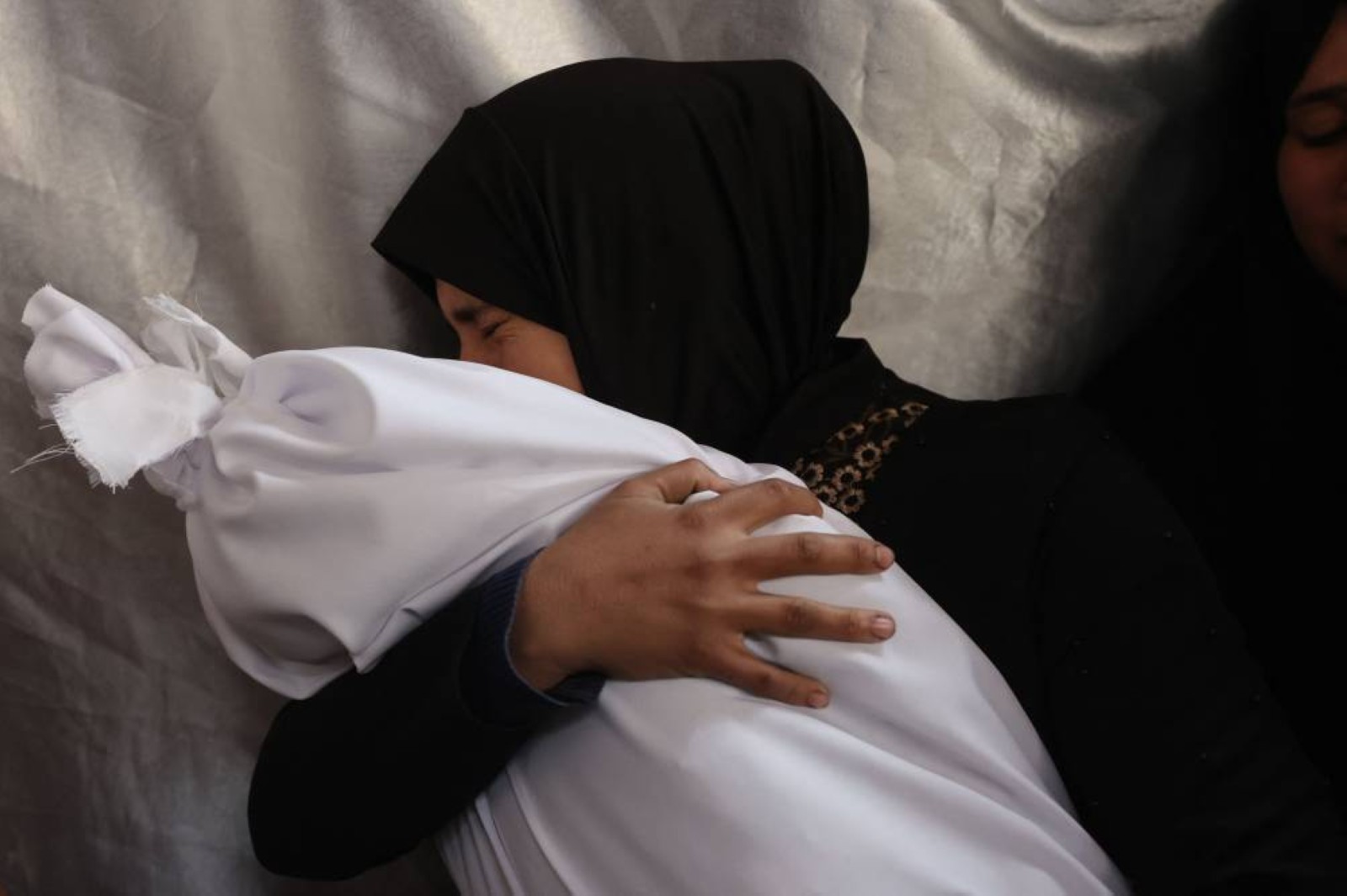 Israeli tanks retreat from central Gaza camp, medics say 30 killed
