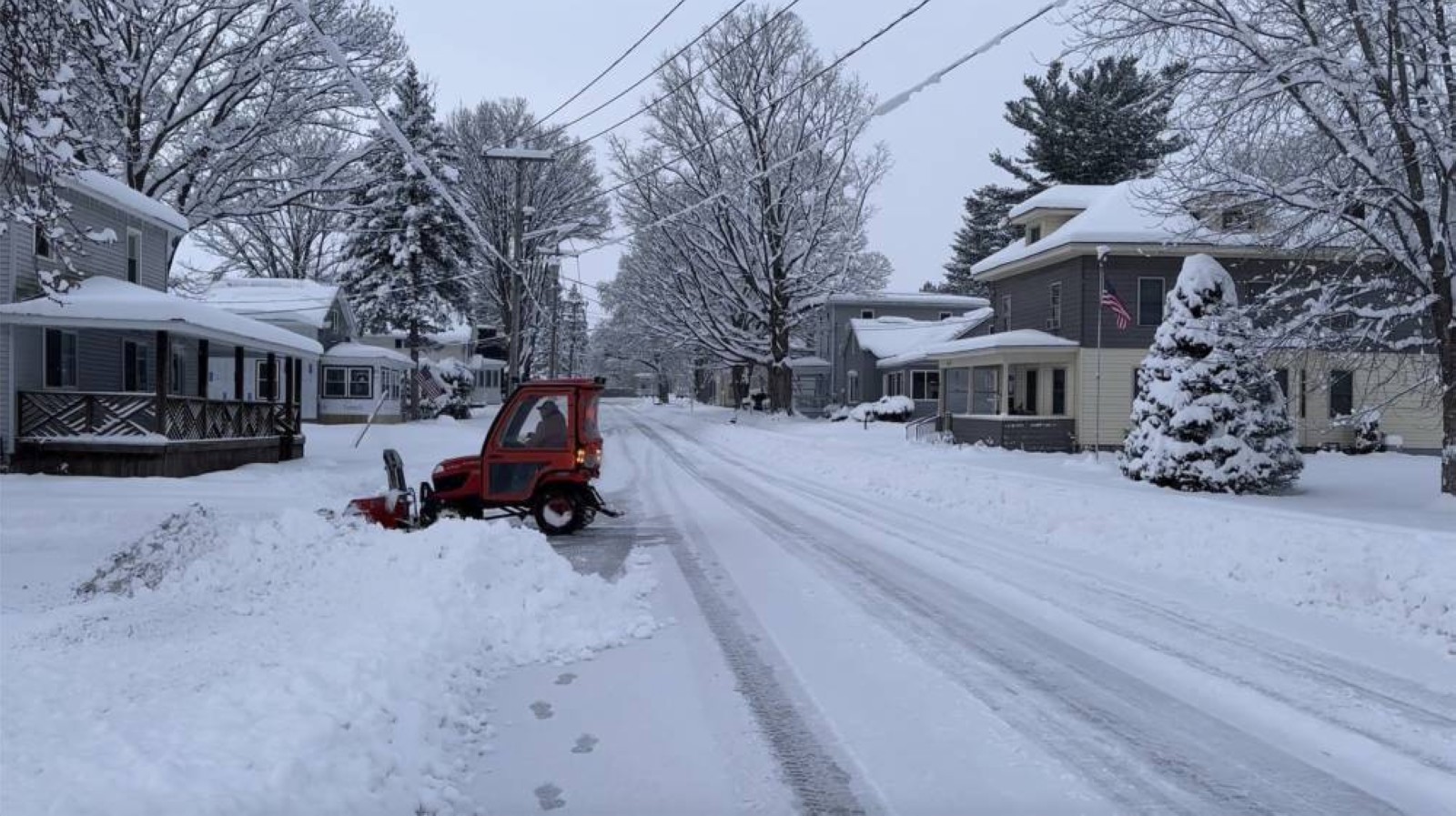 Heavy snow blankets parts of the US during busy holiday travel weekend