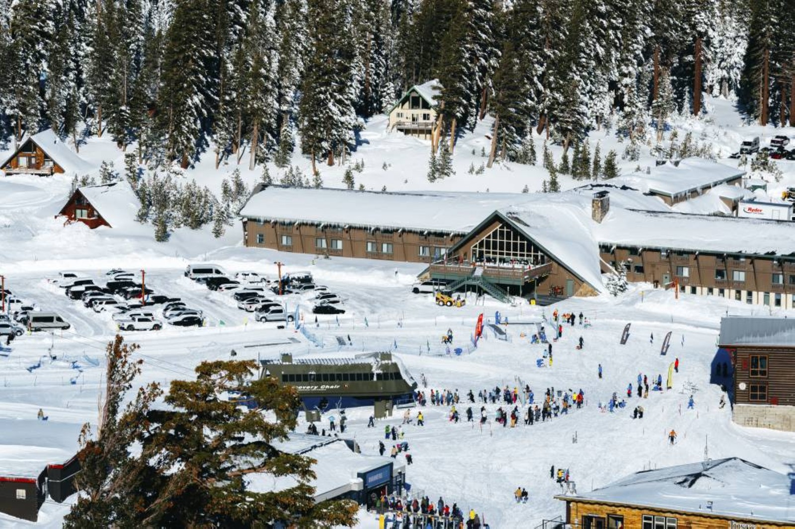 Heavy snow blankets parts of the US during busy holiday travel weekend