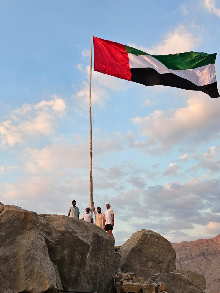 Five Emirati Youth Hoist UAE Flag to a Height of 350 Meters Five Emirati Youth Hoist UAE Flag to a Height of 350 Meters