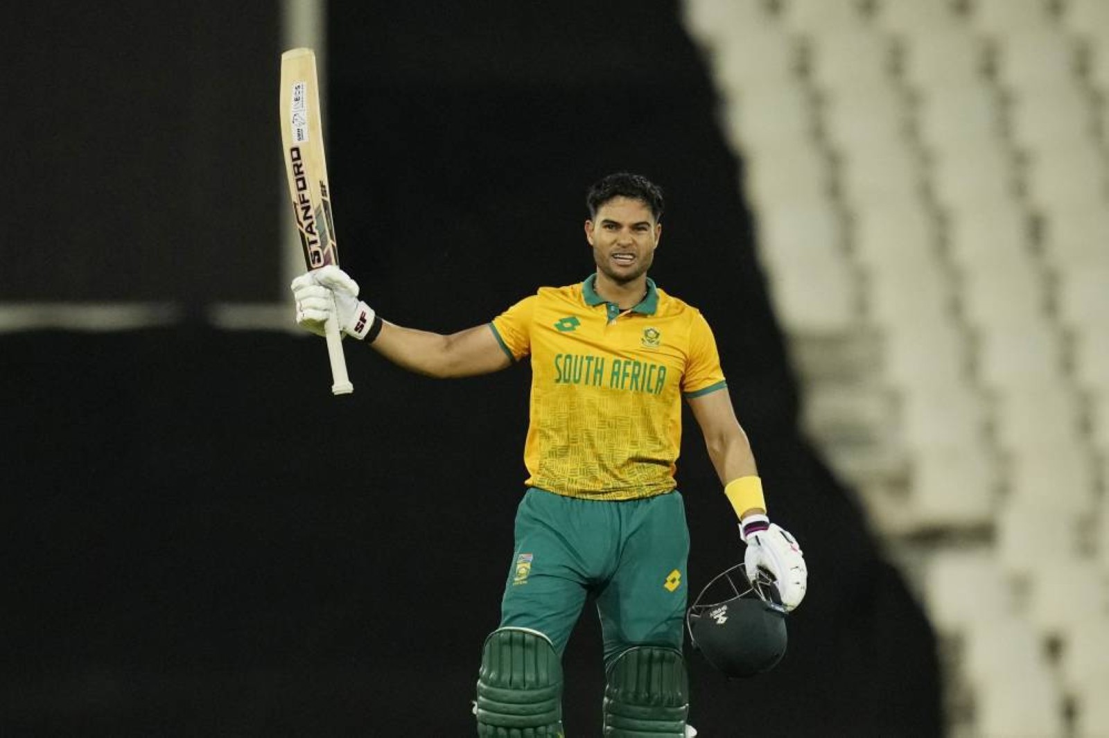 Hendricks' maiden hundred leads South Africa to T20 series win over Pakistan