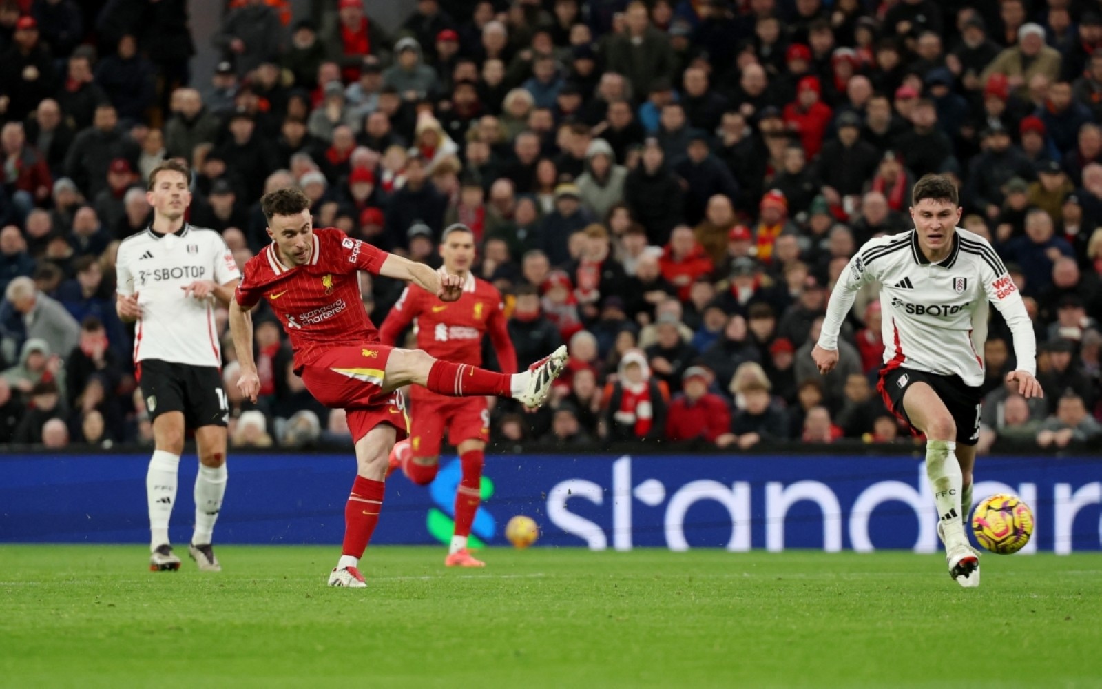 Jota rescues 10-man Liverpool in Fulham draw, Arsenal held
