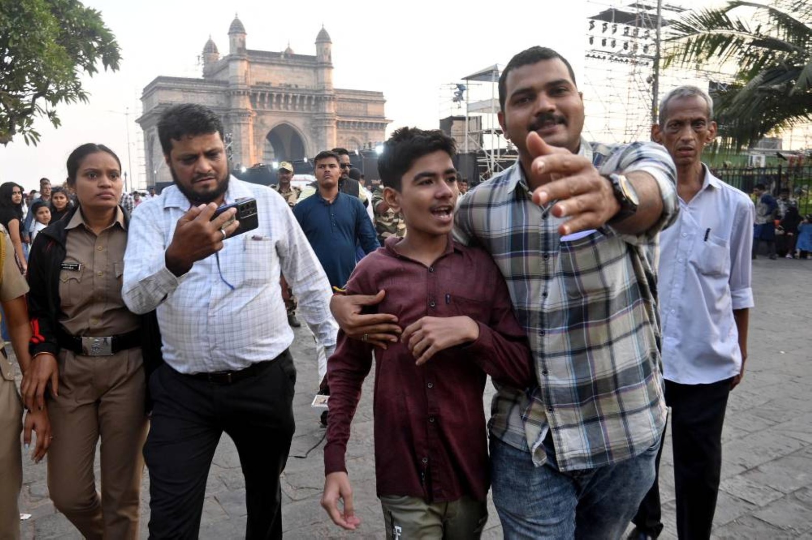 13 dead after naval vessel hits passenger boat off Mumbai's Gateway of India