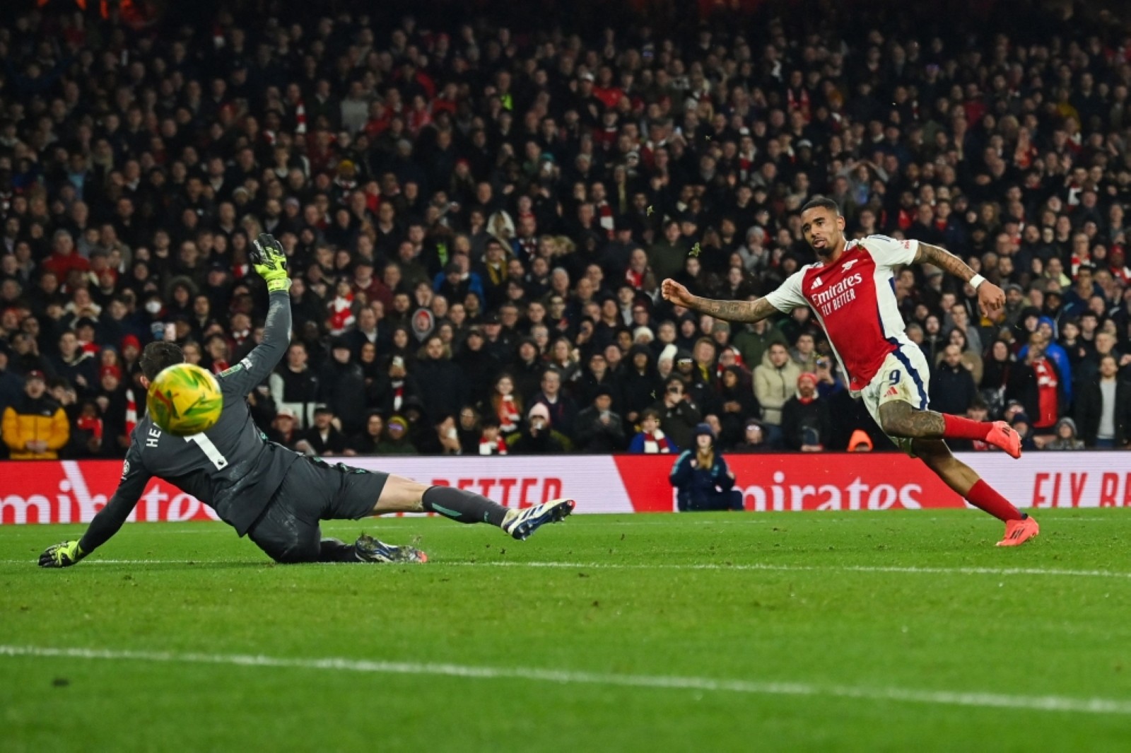 Liverpool reach League Cup semis, Gunners unleash attack on Palace