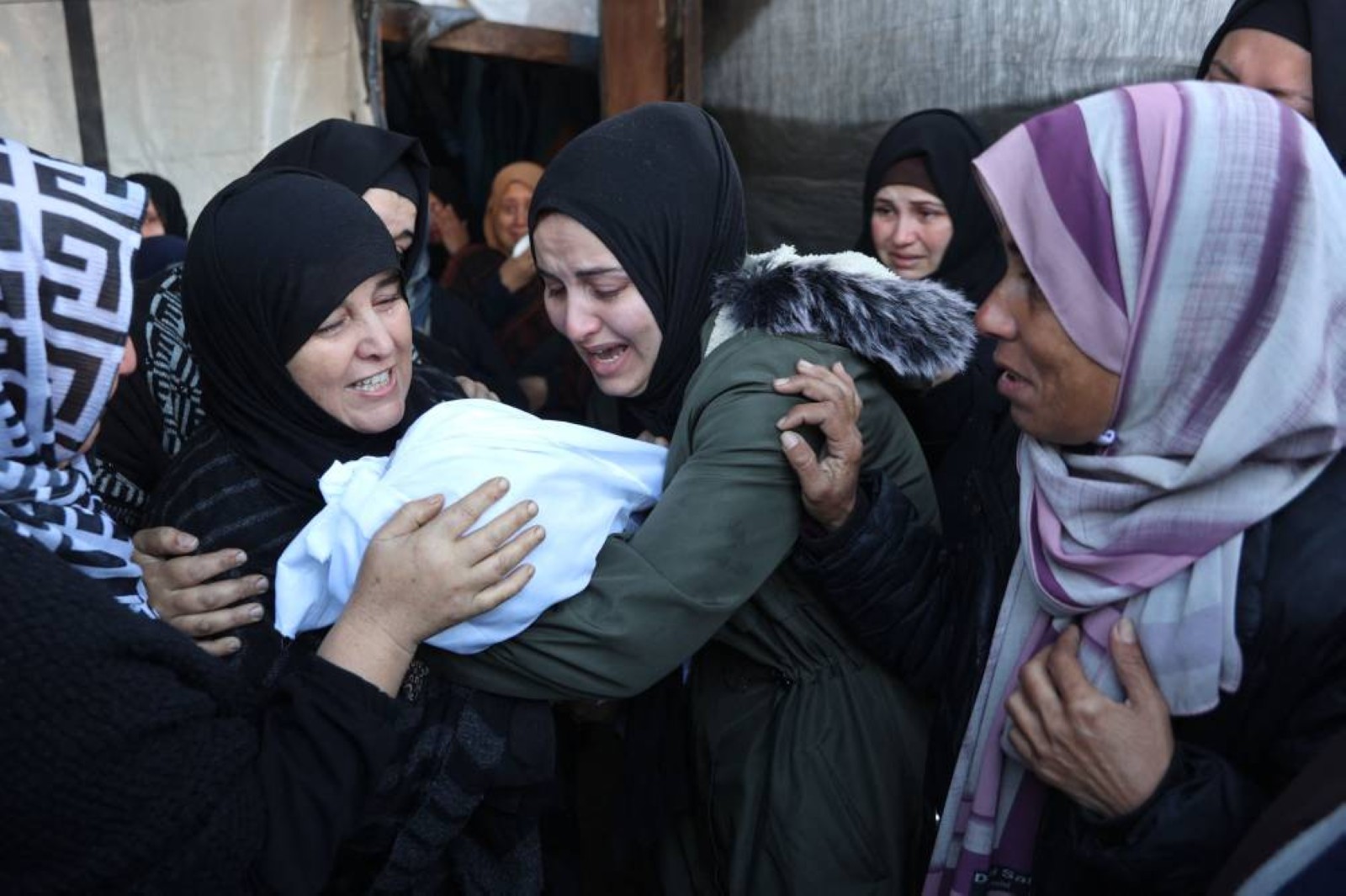 Pope slams 'cruelty' of strike killing Gaza children