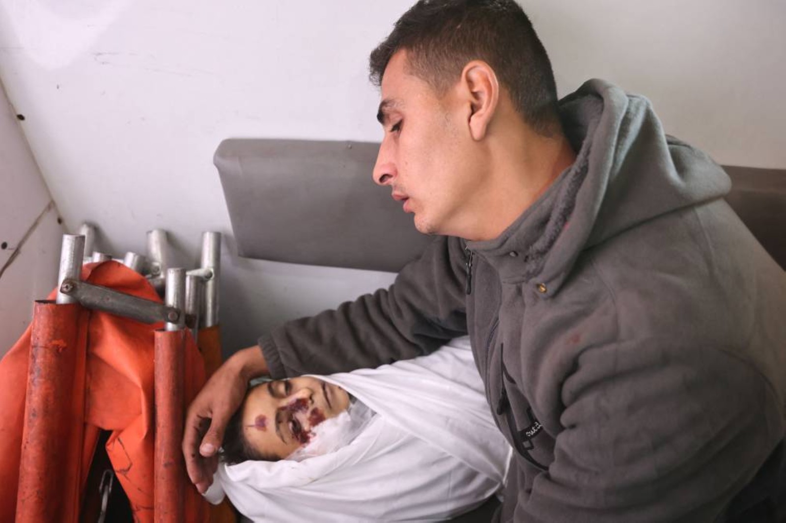 Pope slams 'cruelty' of strike killing Gaza children