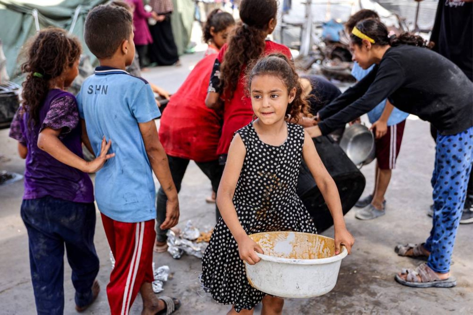3 UAE convoys loaded with 495 tonnes of aid reach Gaza