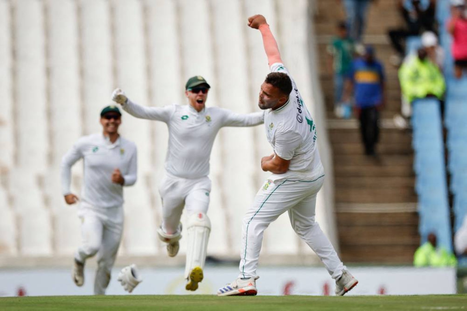 Paterson takes five wickets as Pakistan bowled out for 211