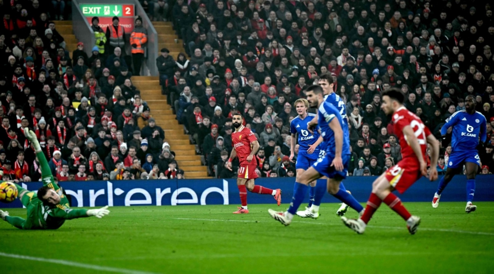 Liverpool go seven points clear, Man.United lose to Wolves